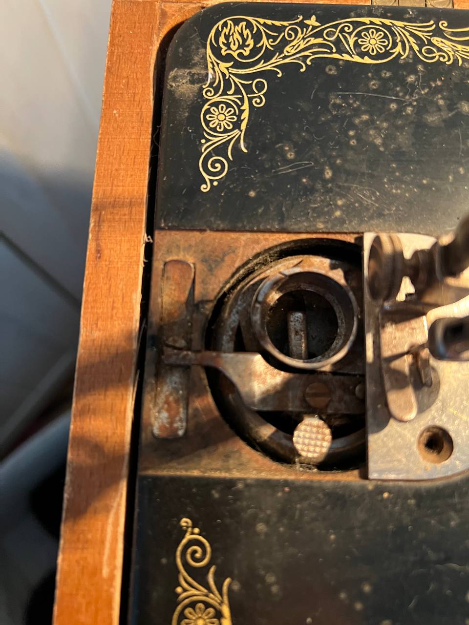 Singer sewing machine photo 3