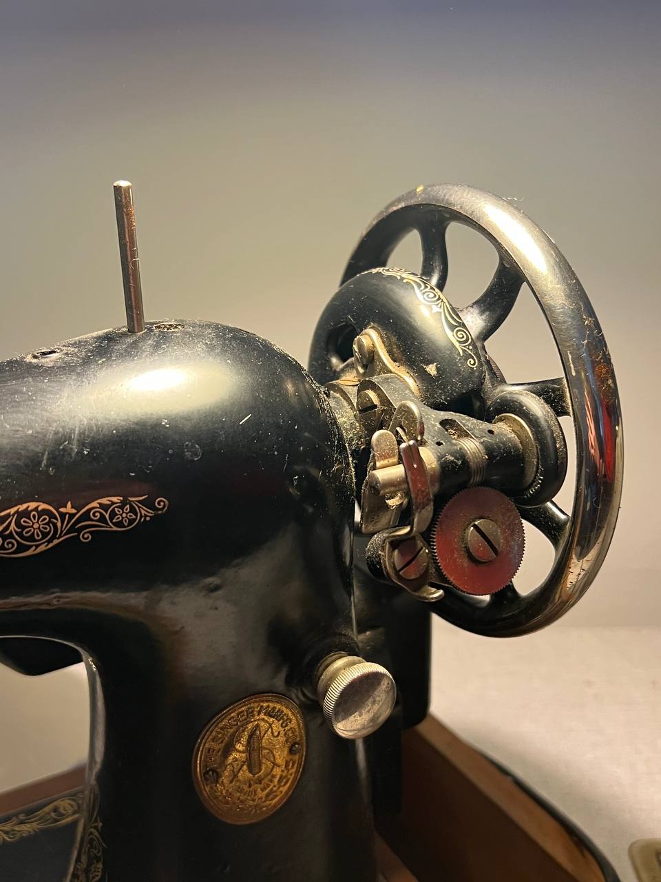 Singer sewing machine photo 6