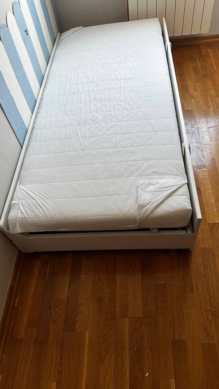 IKEKova podižna krevet s jastucem