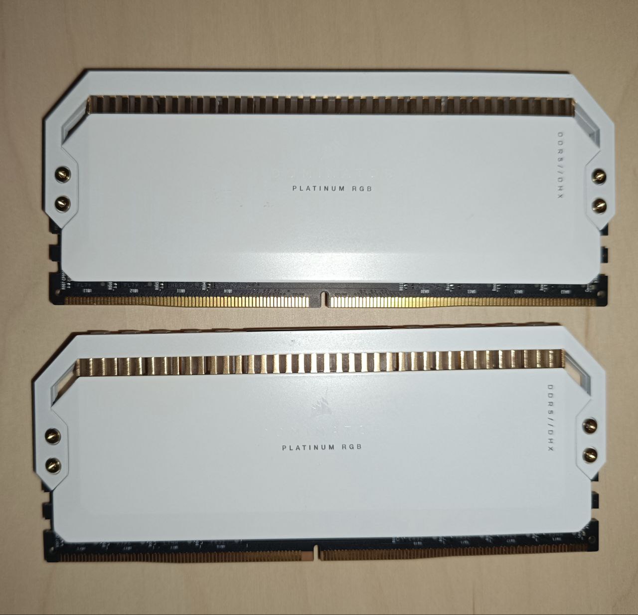 Corsair Dominator Platinum RGB 64GB (2x32GB) DDR5 DRAM 5200MT/s CL40 Memorijski Set — Bela