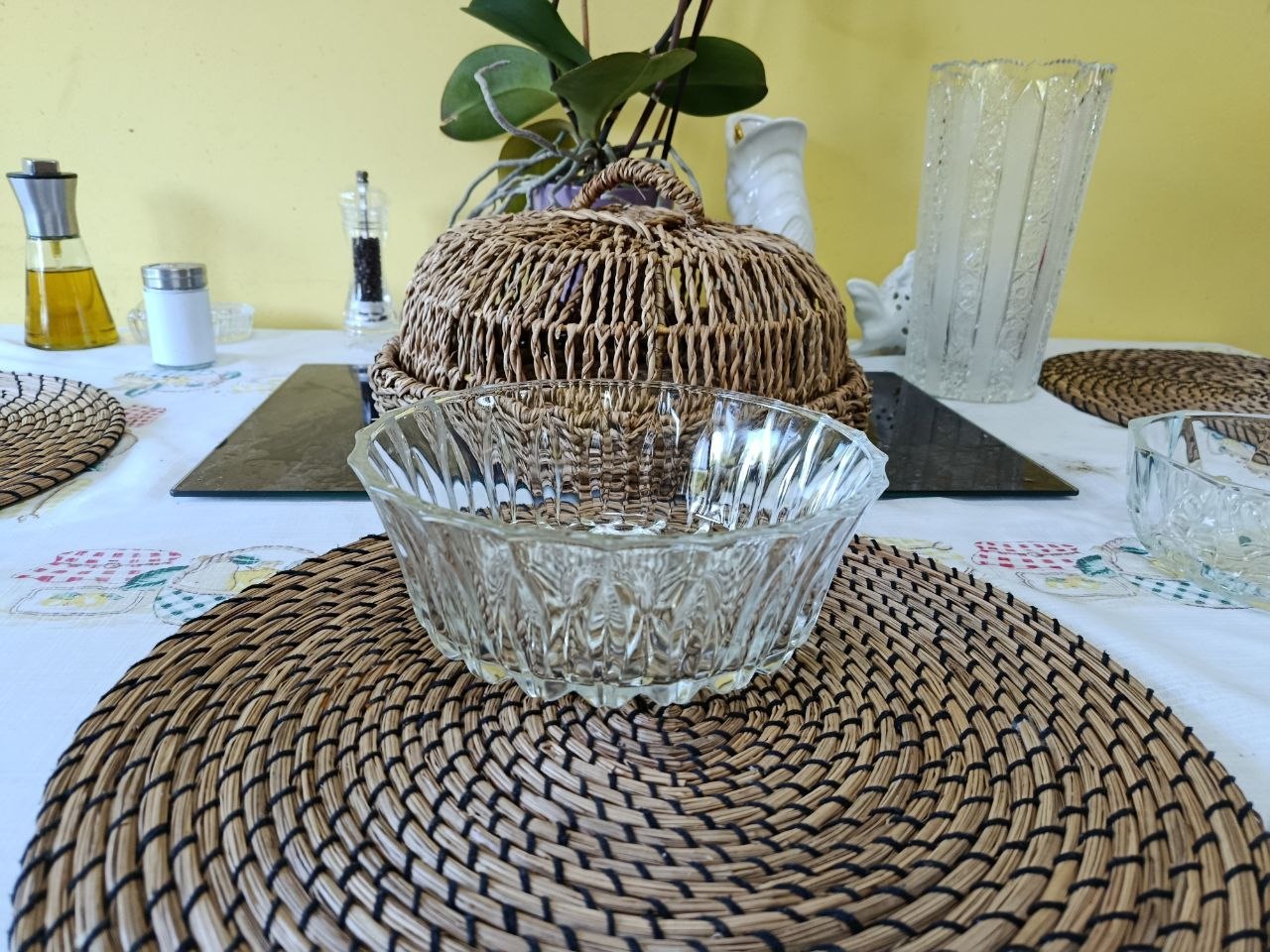 Salad bowls made of thick glass photo 6