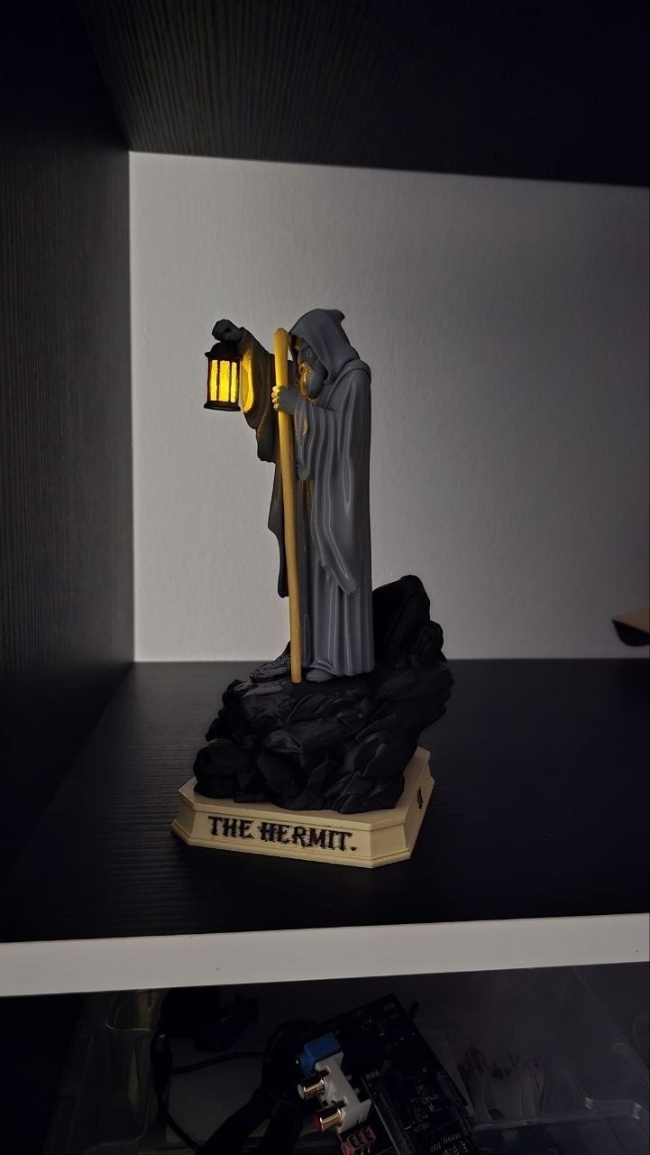 Noćna lampica inspirisana karticama Tarota, Arkano Odmetnik (The Hermit)