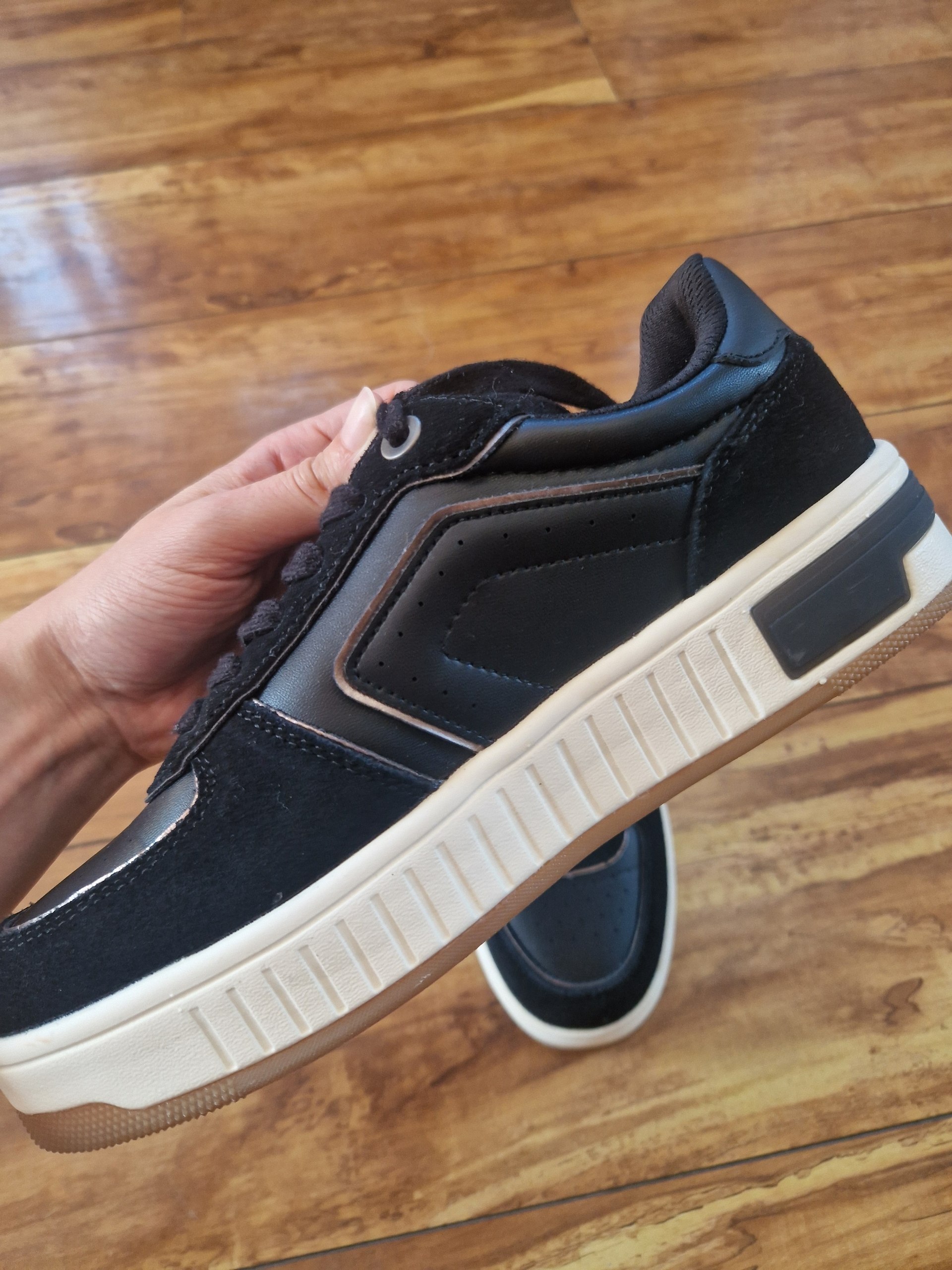 Hawkins sneakers photo 2