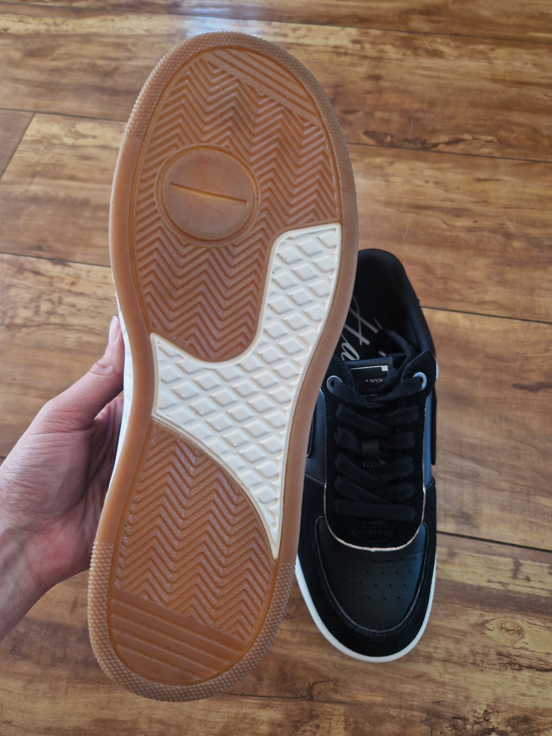 Hawkins sneakers photo 3