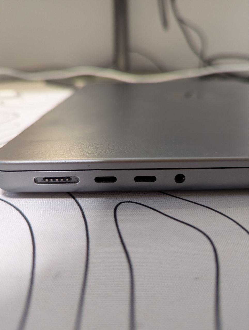 MacBook Pro 14" photo 4