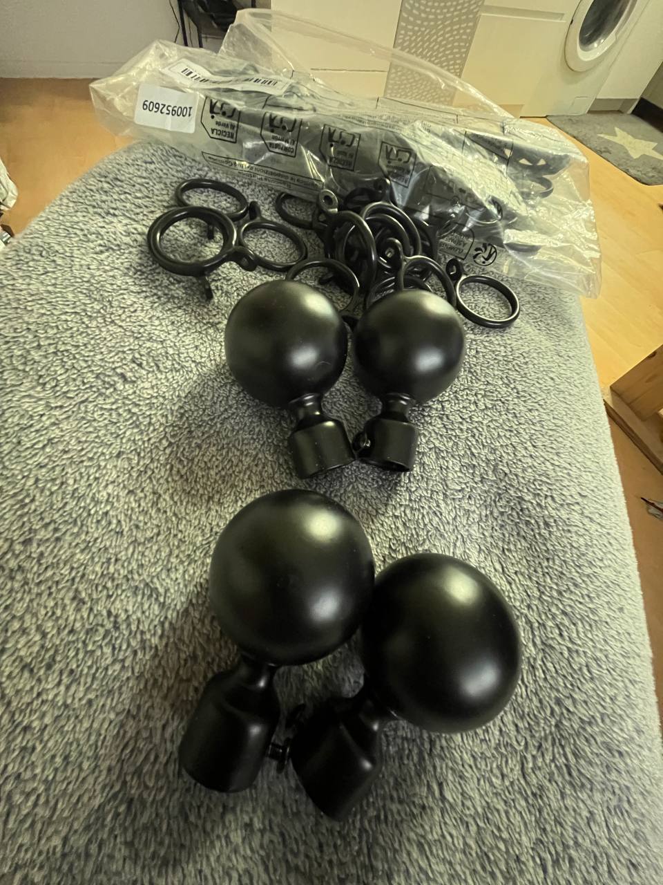 Set of 40 rings for curtains and 4 finials for curtain rails