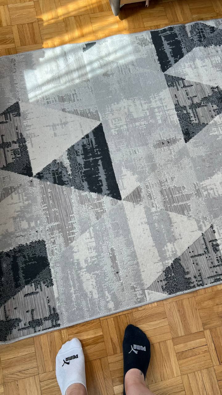 Siva tepihe sa geometrijskim uzorkom