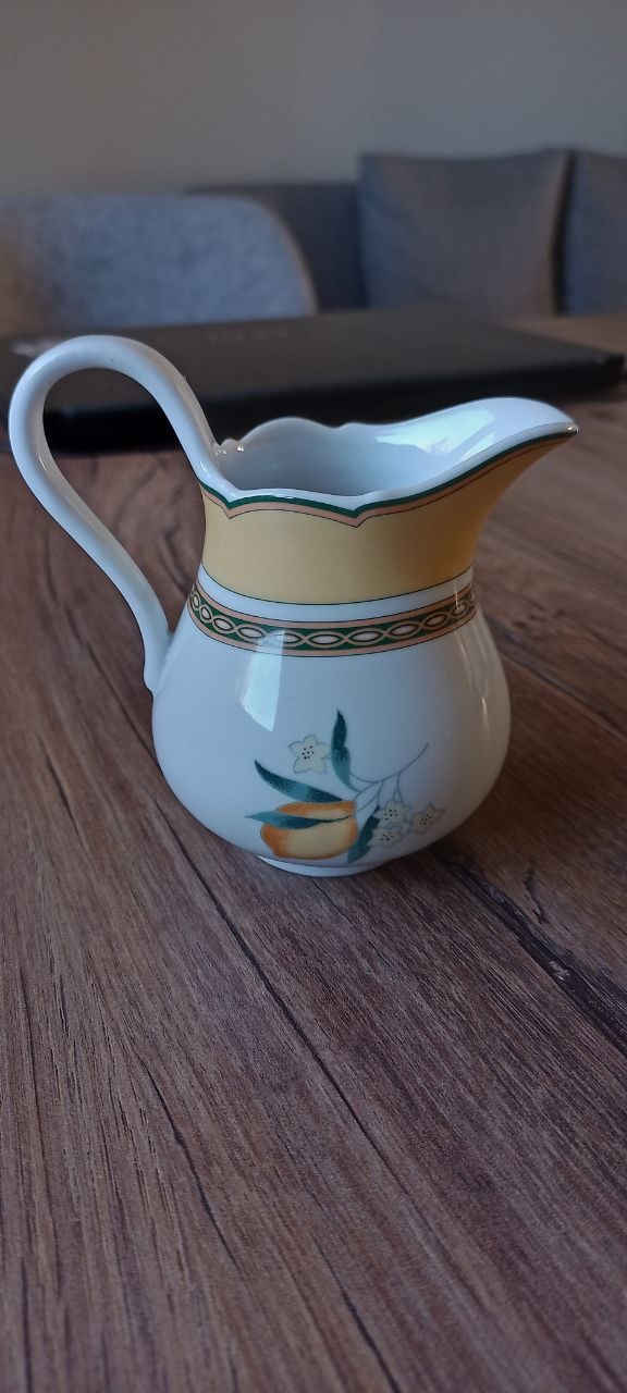 Porcelain milk jug photo 2