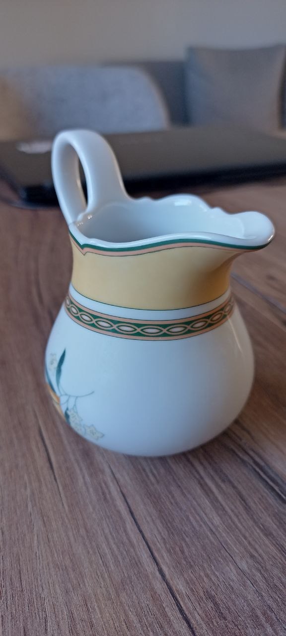 Porcelain milk jug photo 3