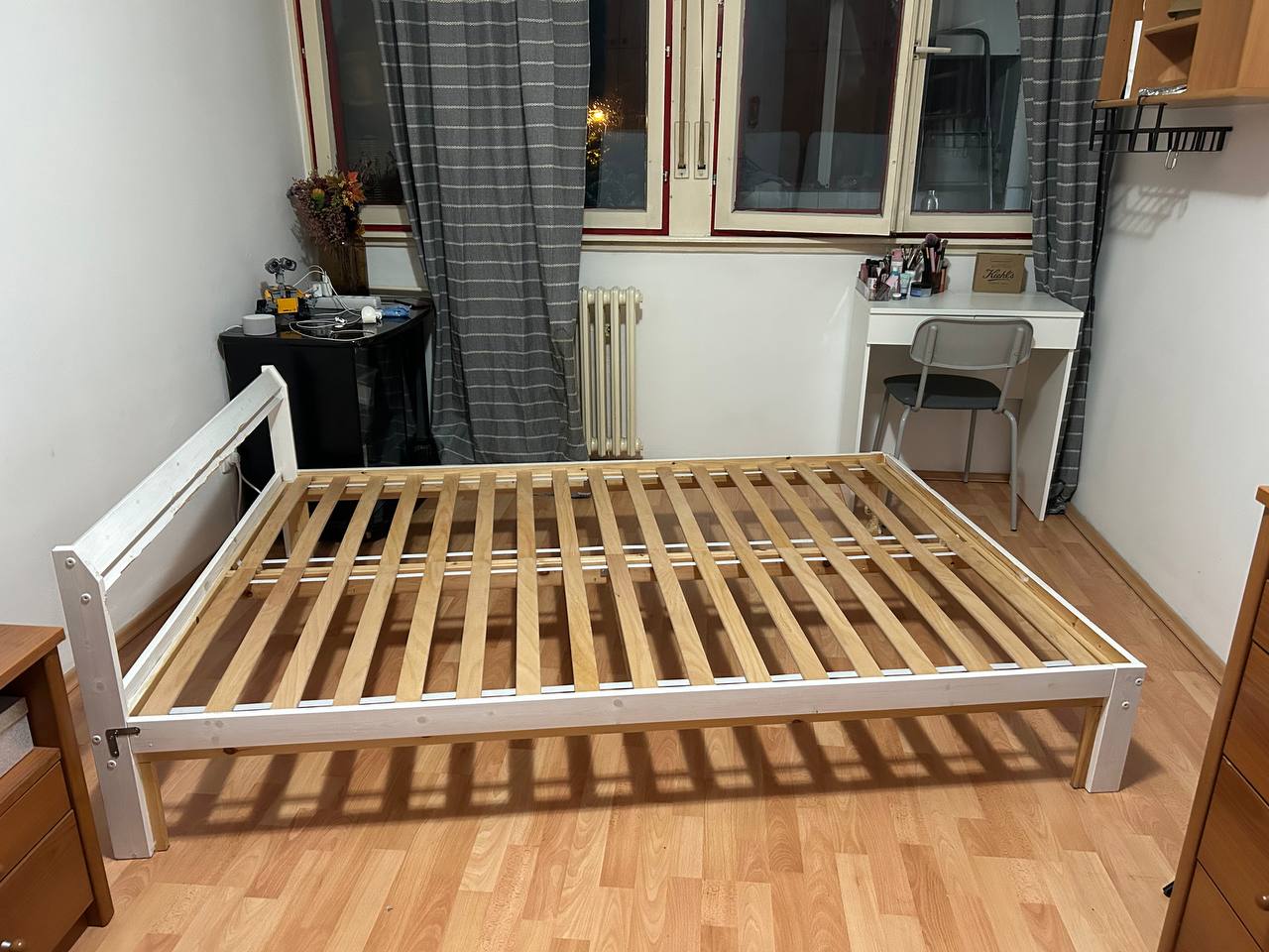 bed frame photo 2