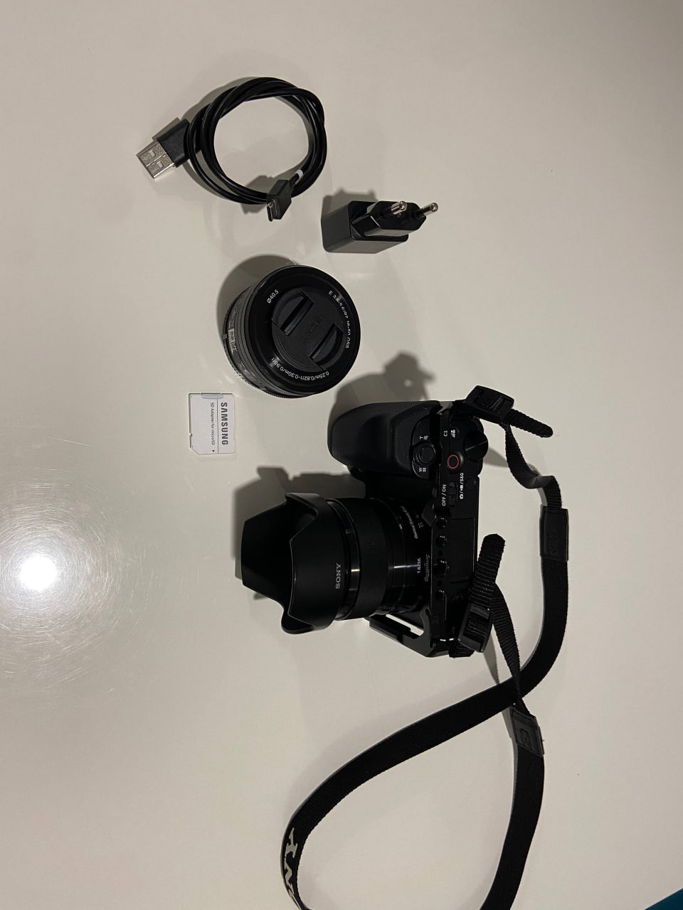 Набор: Беззеркальный фотоаппарат Sony Alpha ZV-E10, китовый объектив Sony E PZ 16-50mm f/3.5-5.6 OSS, объектив Sony E 35mm F1.8 OSS, клетка SmallRig 3538, карты памяти Samsung EVO Plus microSDXC 512 ГБ и 64 ГБ