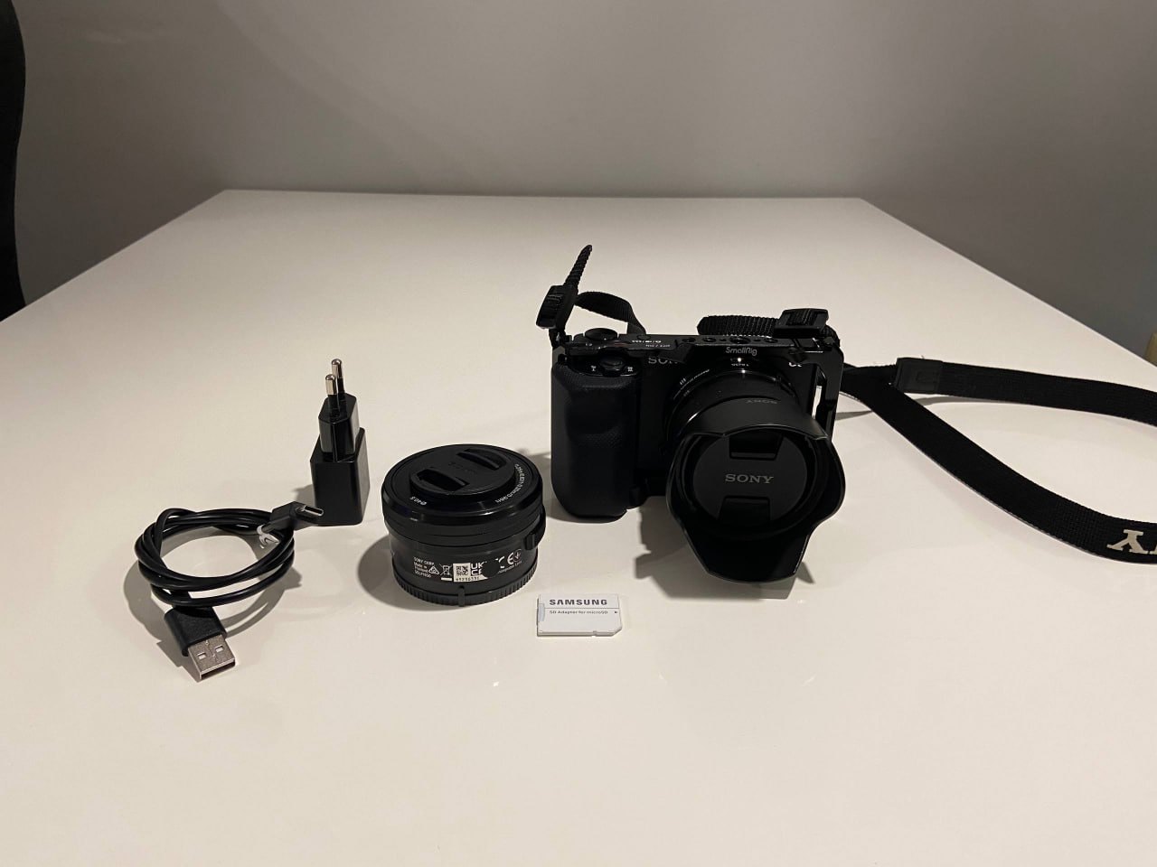 Набор: Беззеркальный фотоаппарат Sony Alpha ZV-E10, китовый объектив Sony E PZ 16-50mm f/3.5-5.6 OSS, объектив Sony E 35mm F1.8 OSS, клетка SmallRig 3538, карты памяти Samsung EVO Plus microSDXC 512 ГБ и 64 ГБ photo 2