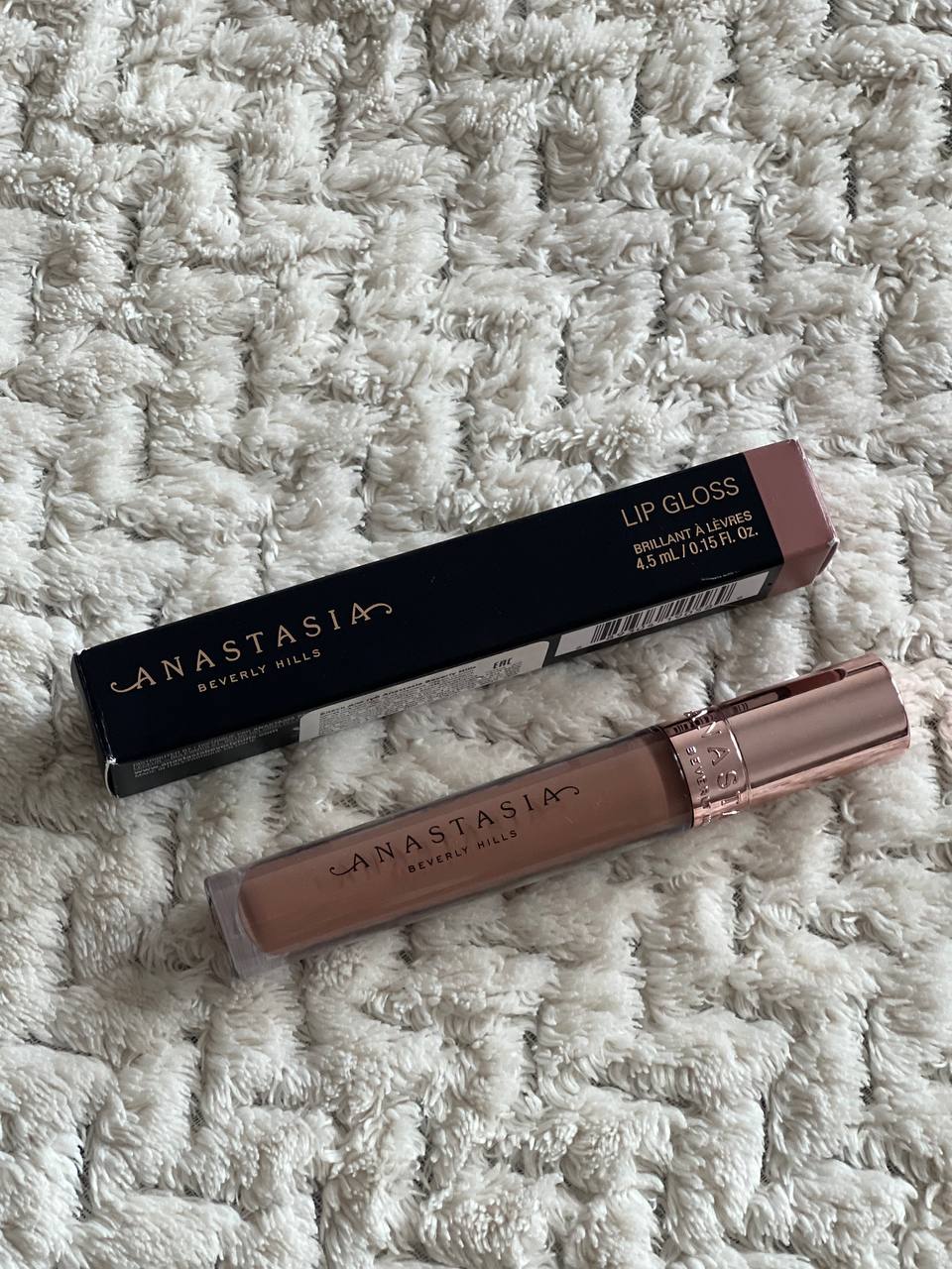 Light lip gloss