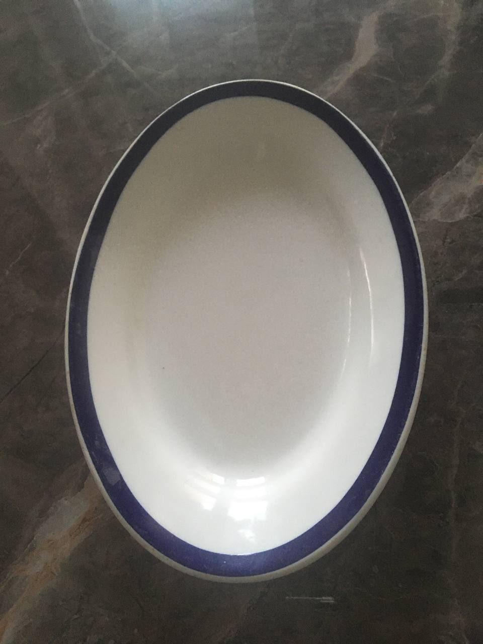 Ovalna poslastica sa plavim prugama