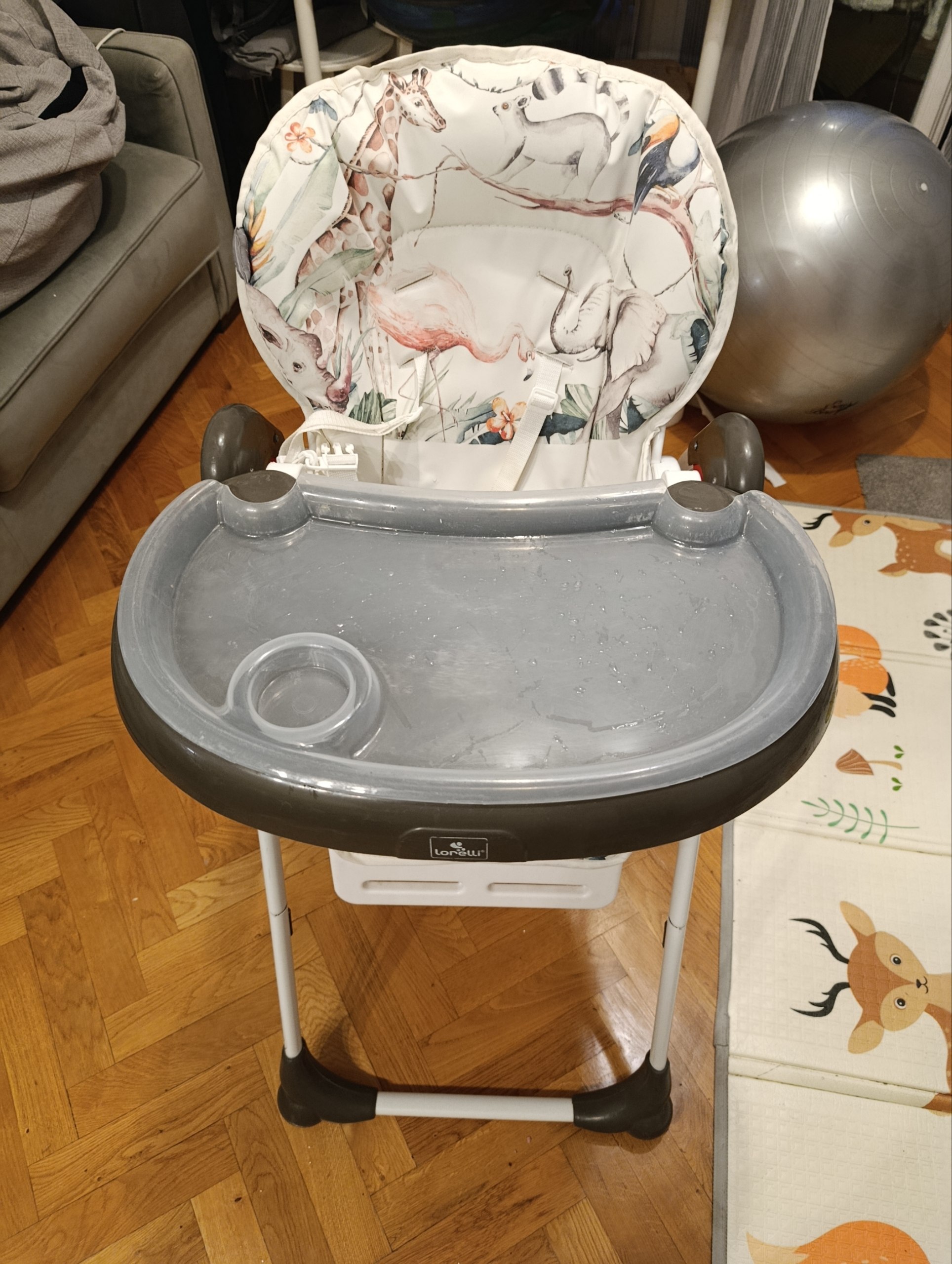 High chair photo 3