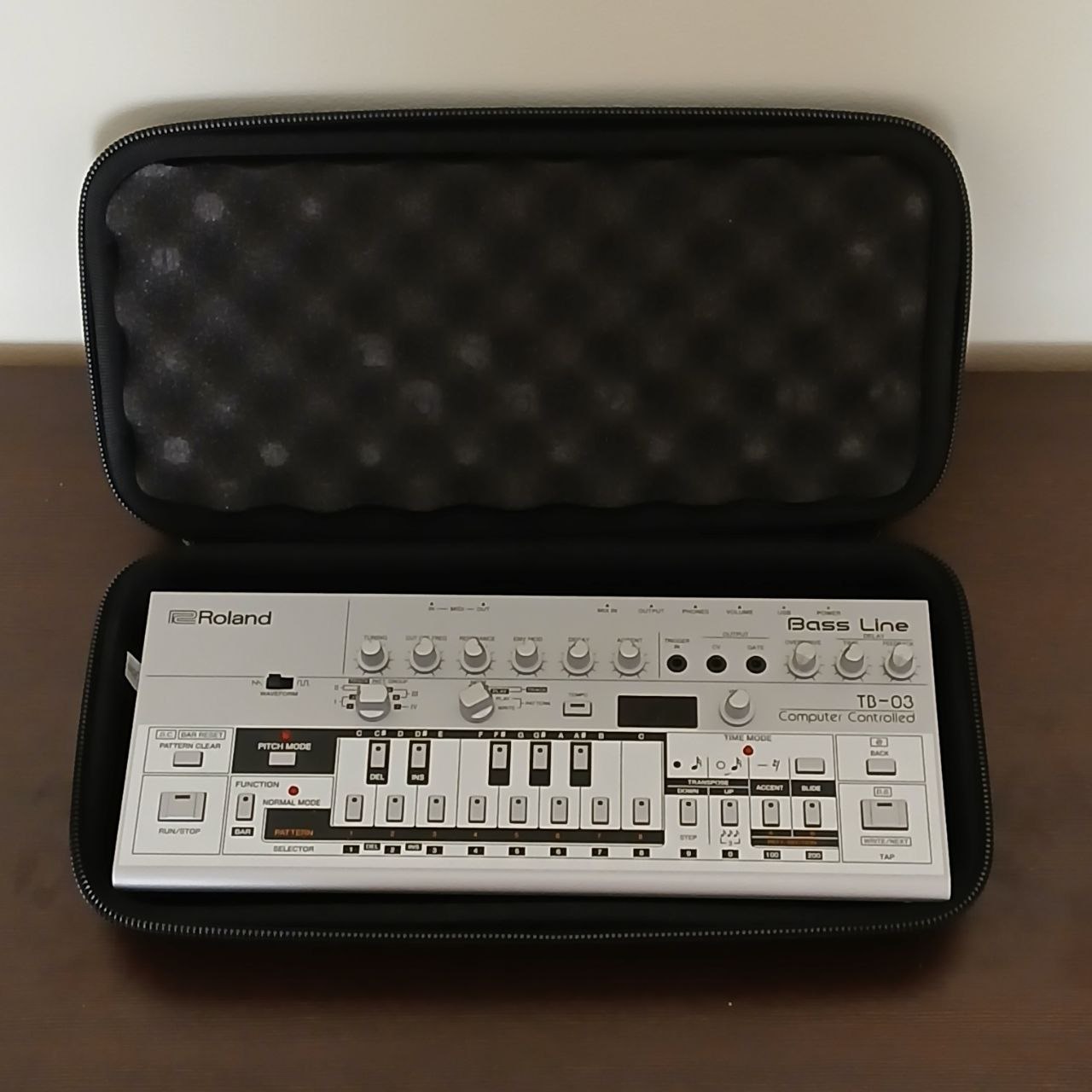 синтезатор Roland TB-03
