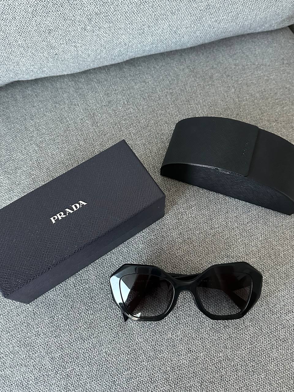 Очки Prada