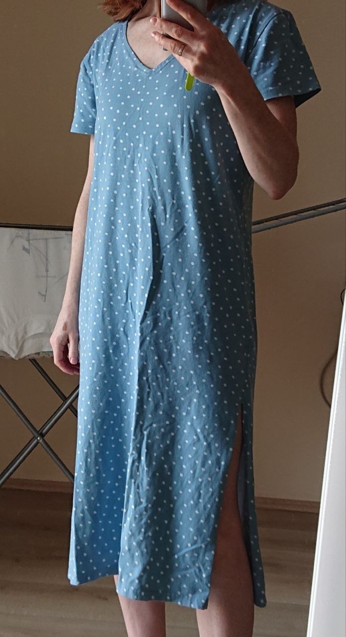 Pleasant knitted straight-cut dress with side slits