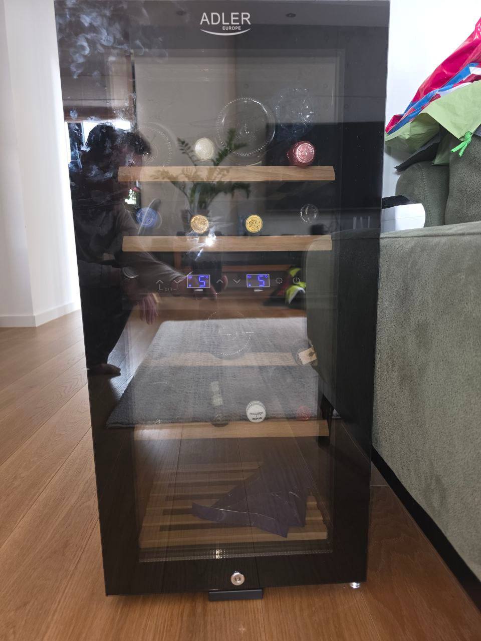 Wine refrigerator photo 3