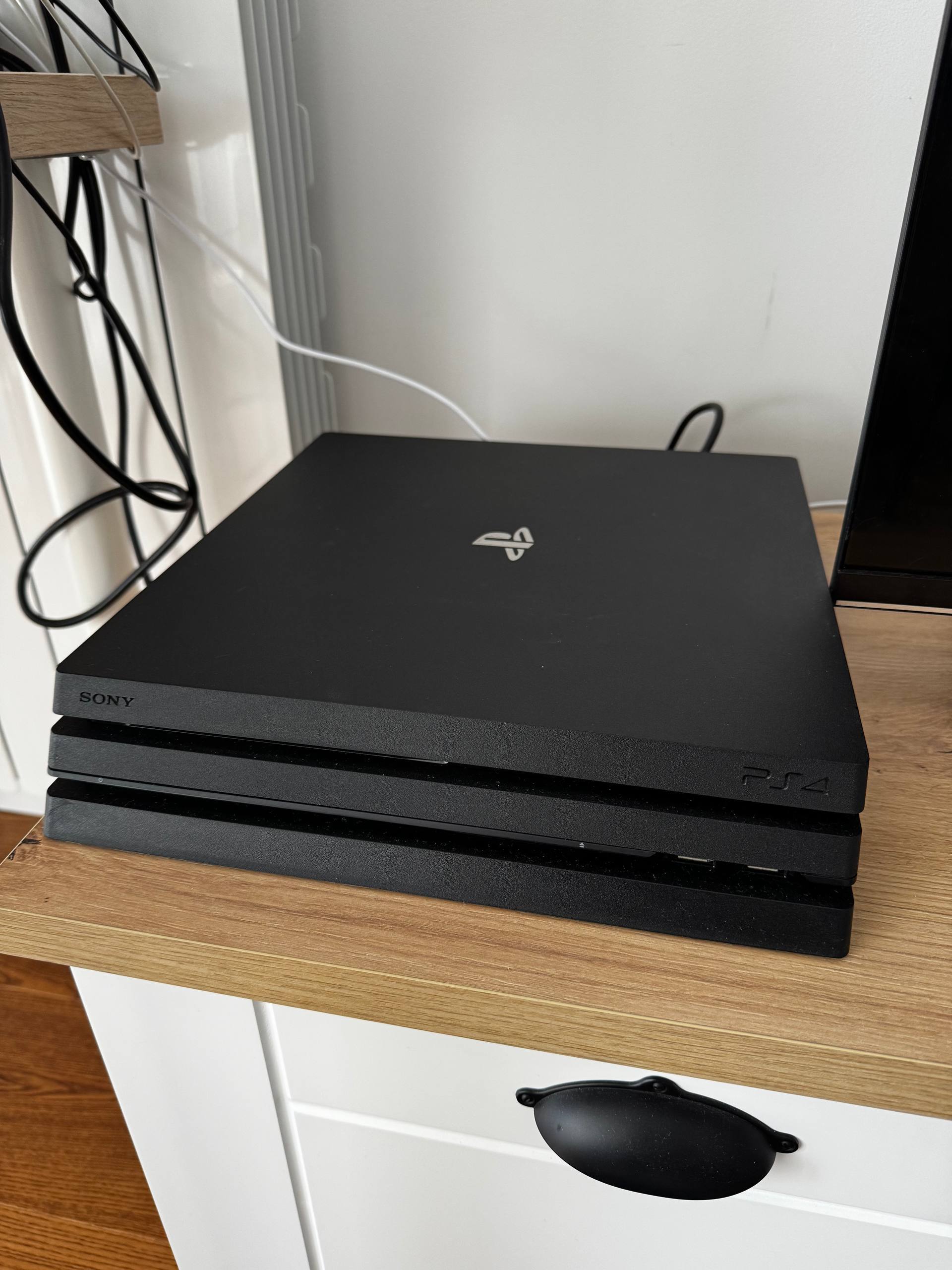 PlayStation 4 Pro (1TB) photo 2