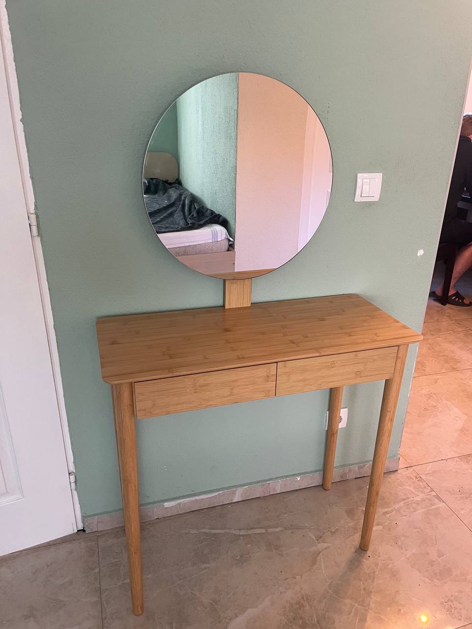 Cosmetic table