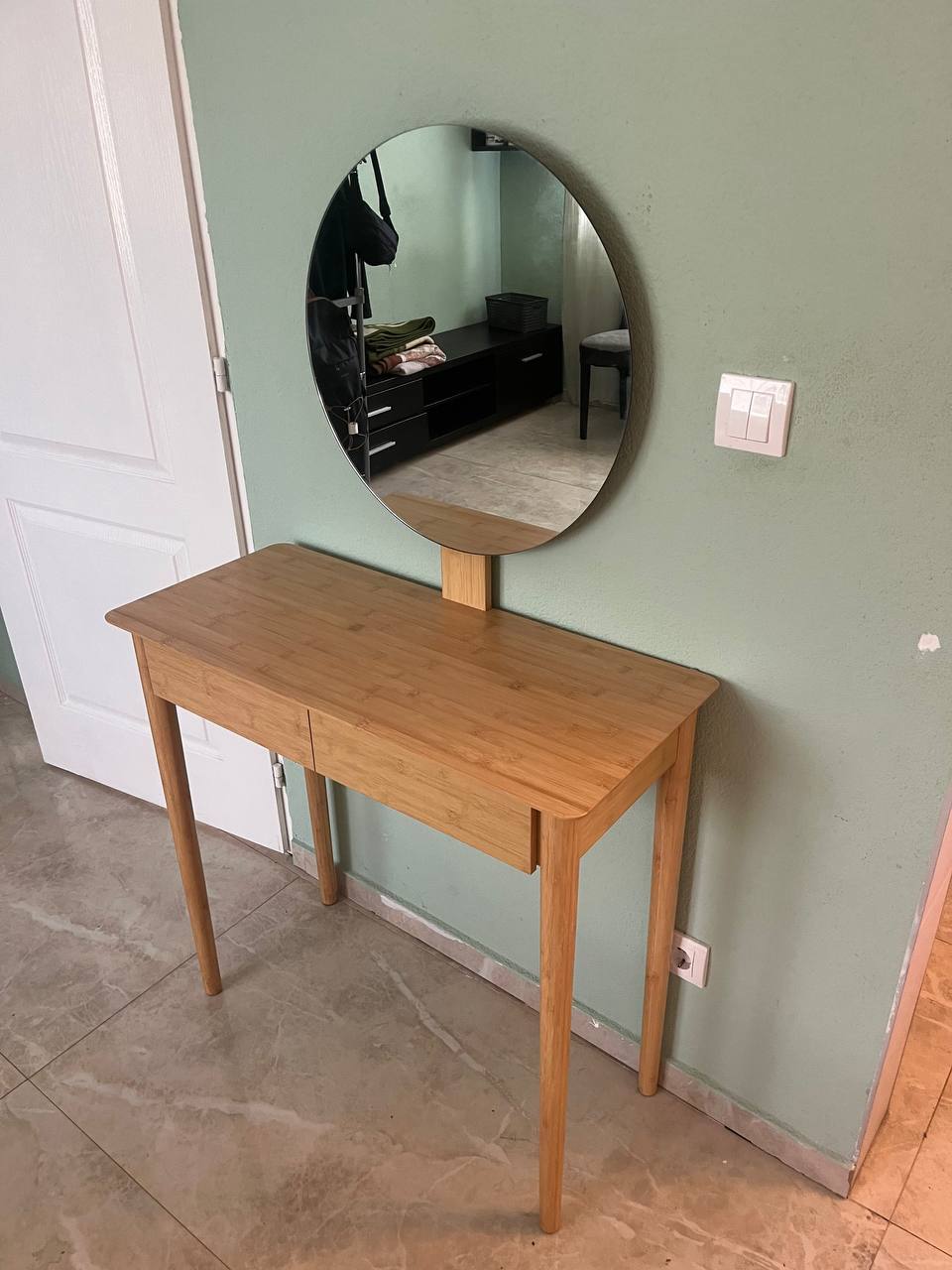 Cosmetic table photo 2