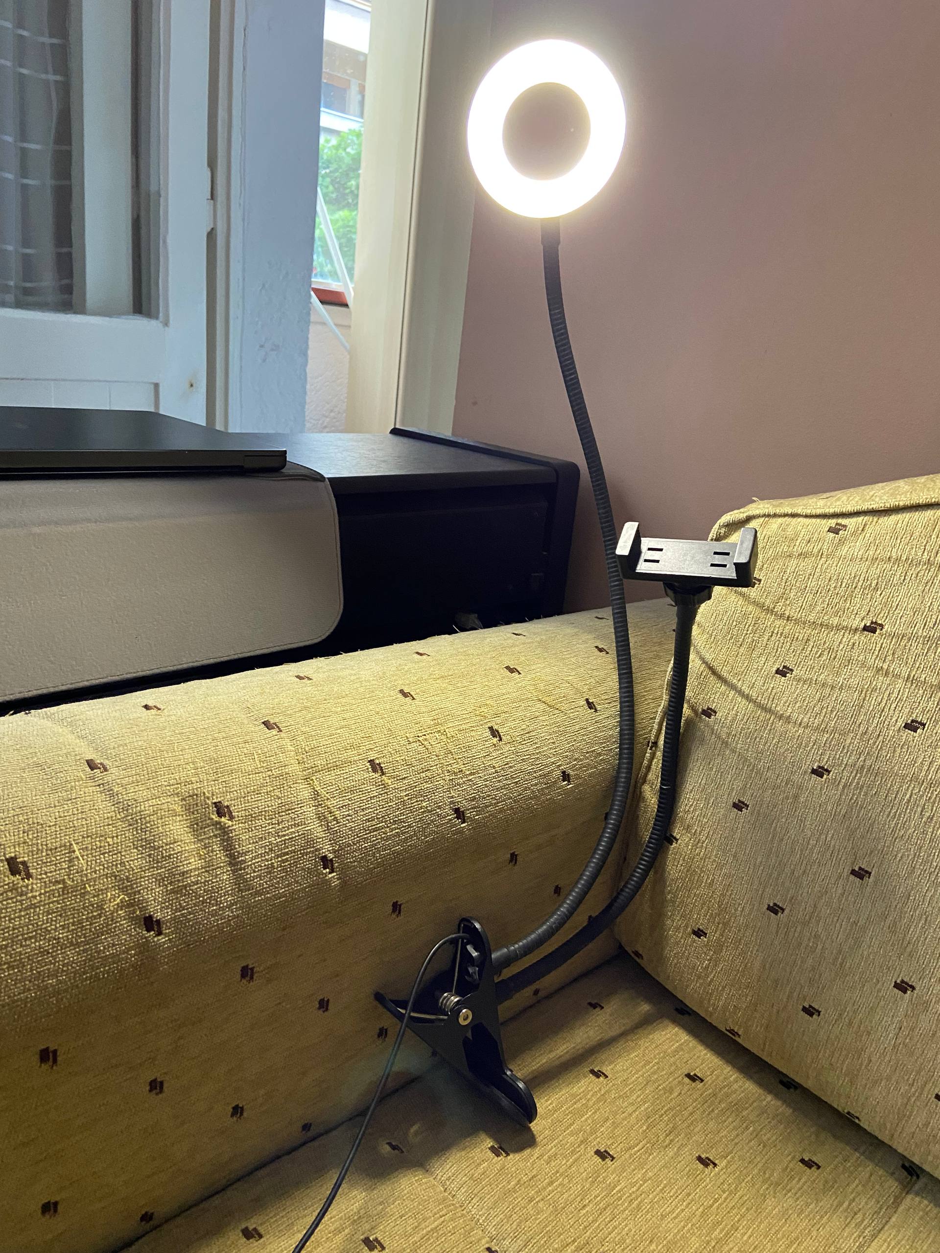 Lampa sa držačem za telefon