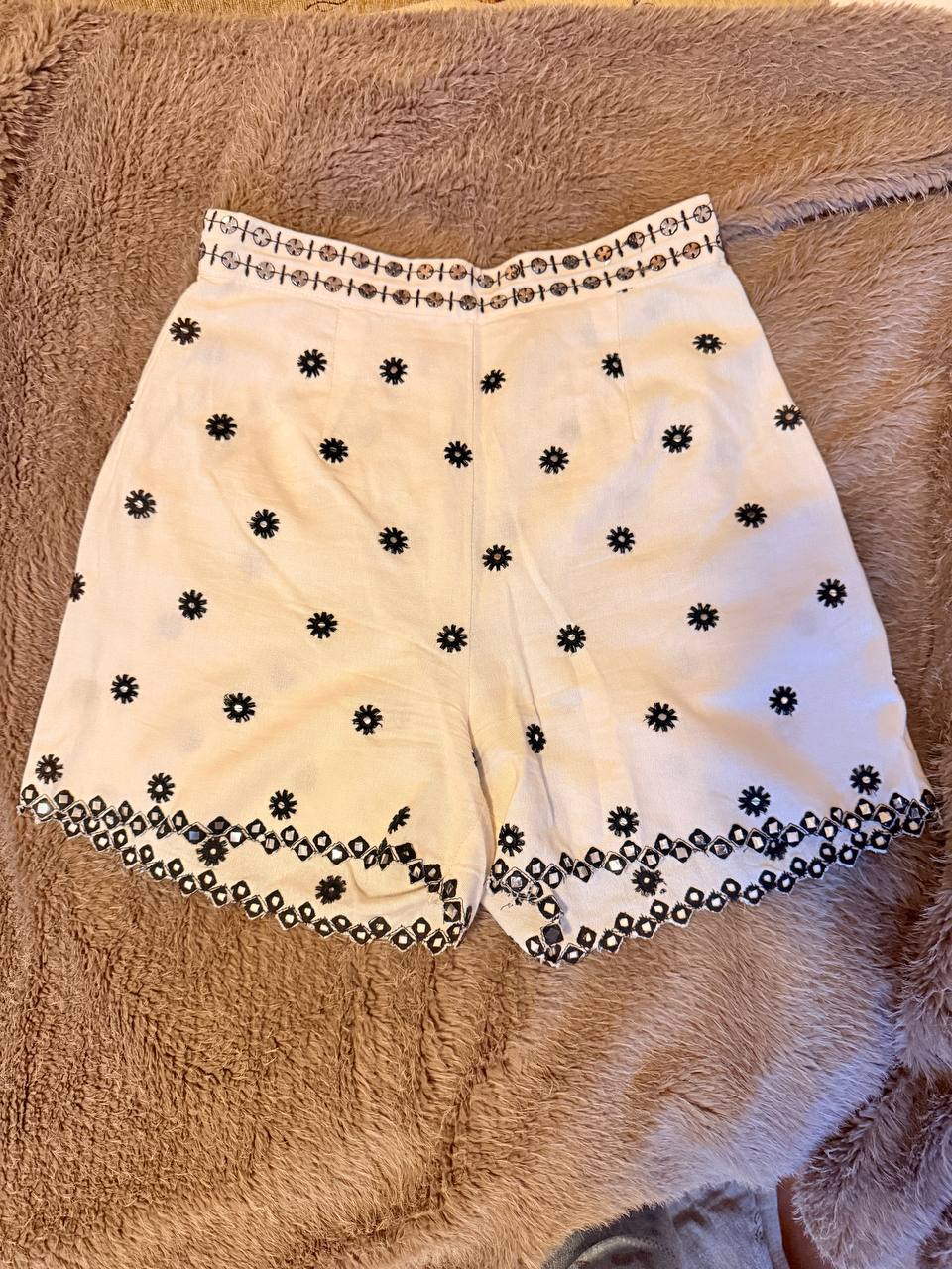 Linen shorts with embroidery