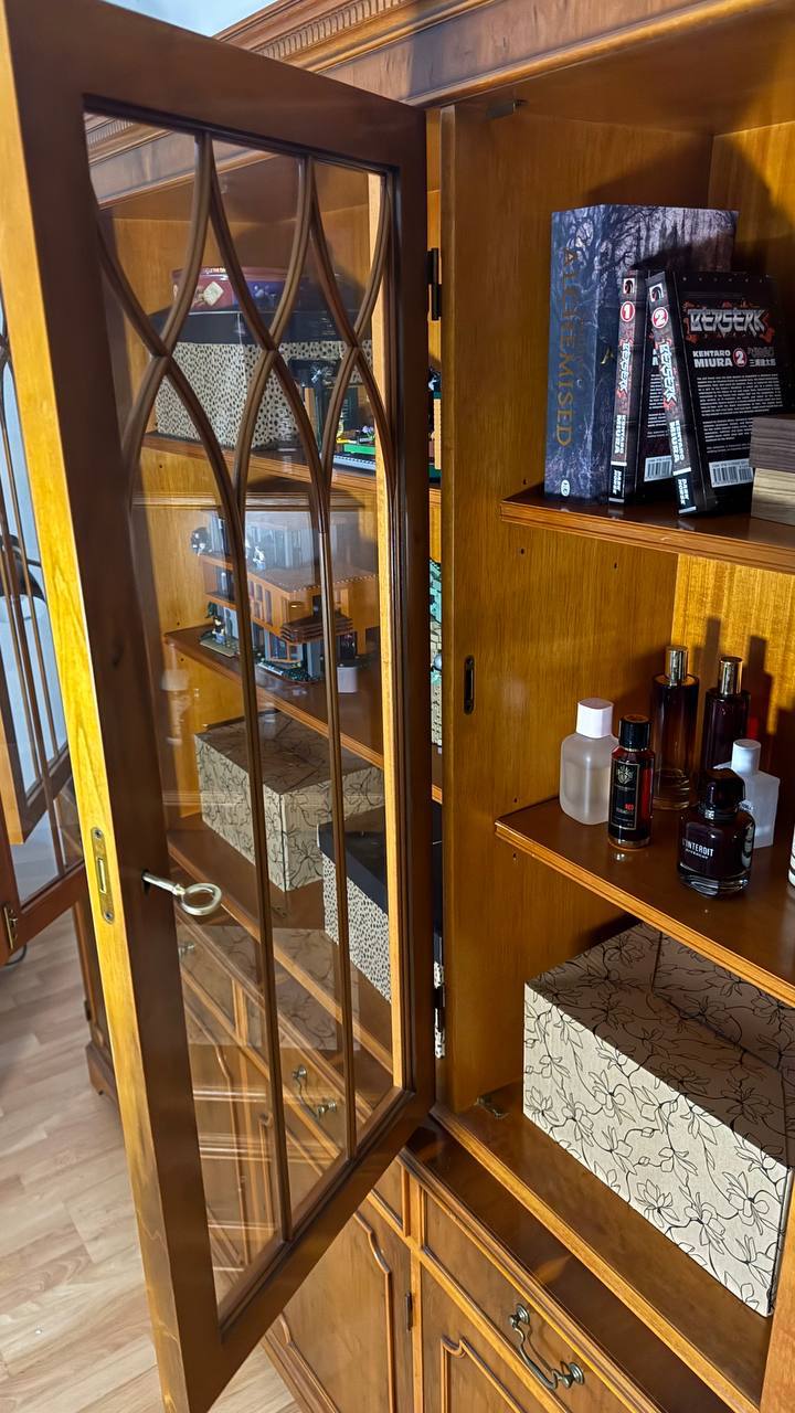 Классический витринный книжный шкаф photo 5