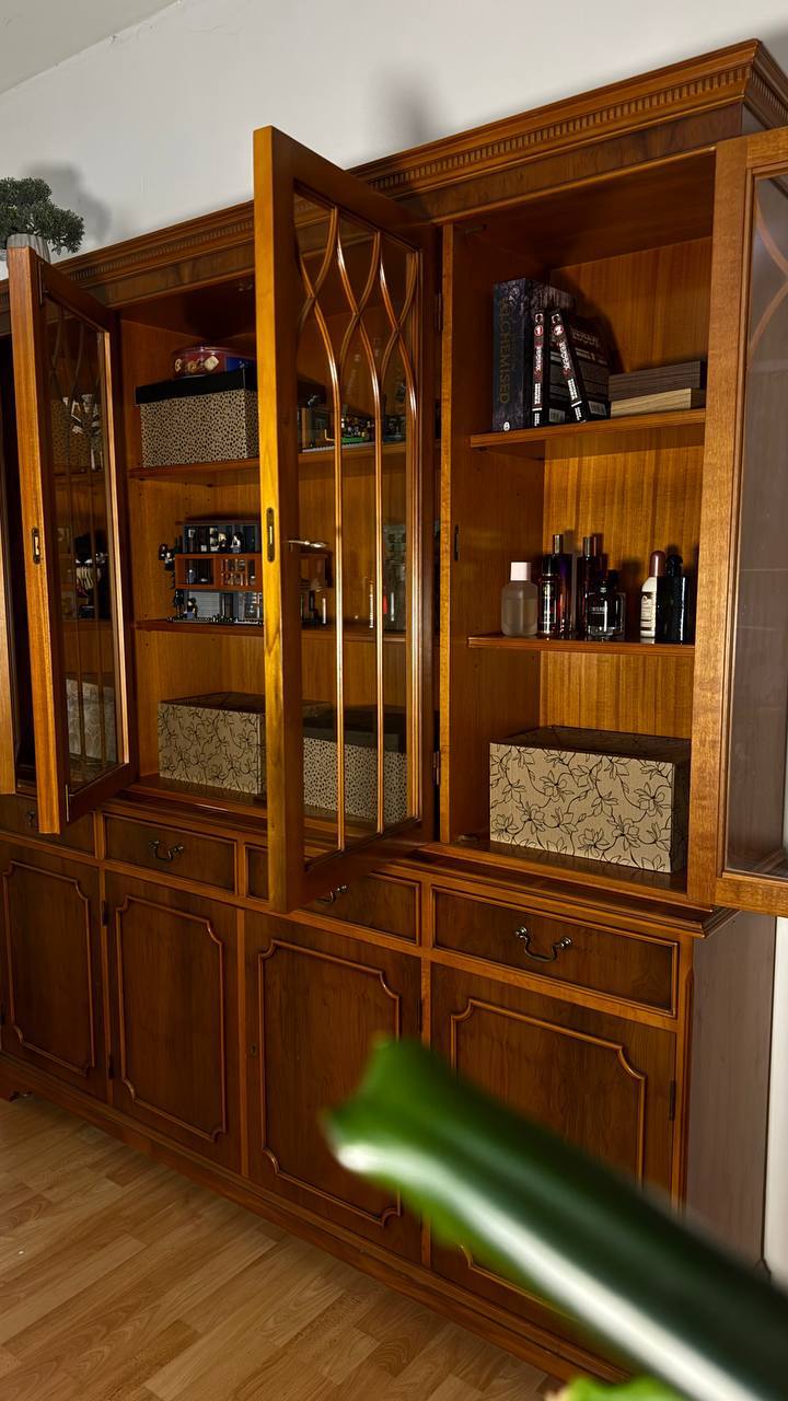 Классический витринный книжный шкаф photo 6