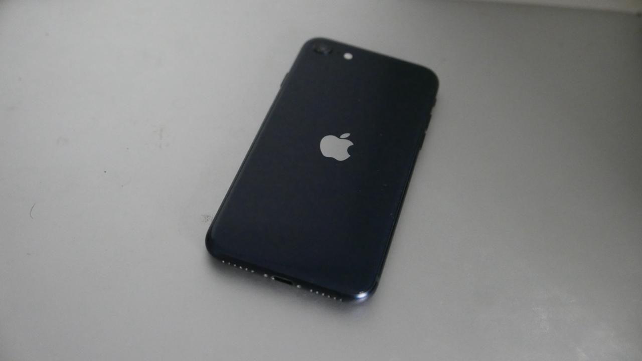 iPhone SE 2022 photo 2
