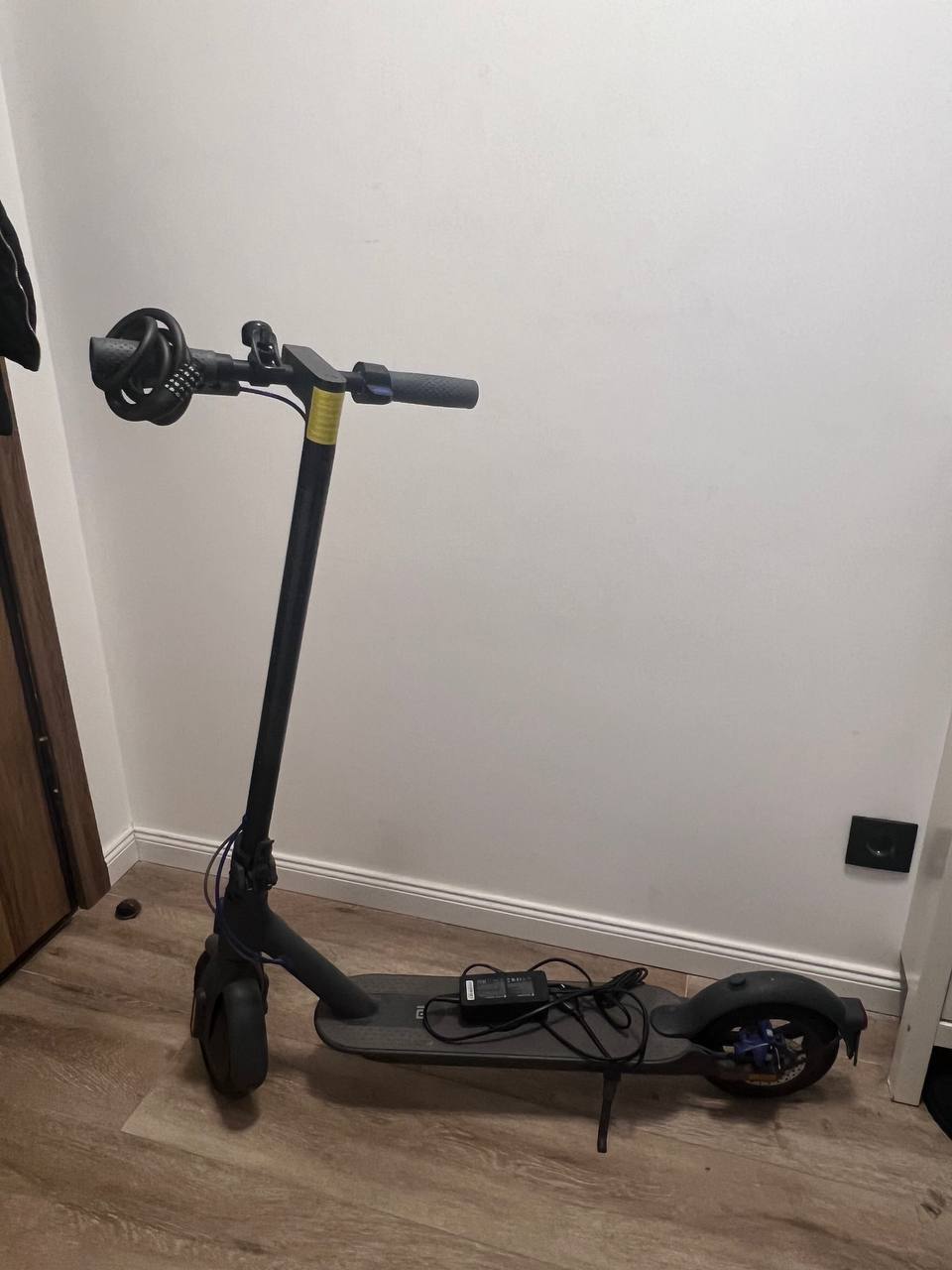 Электросамокат Mi Electric Scooter 3 + замок Xiaomi kabl