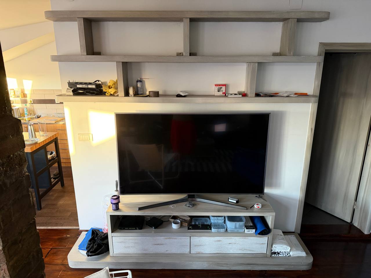 Drvena TV soba sa policama