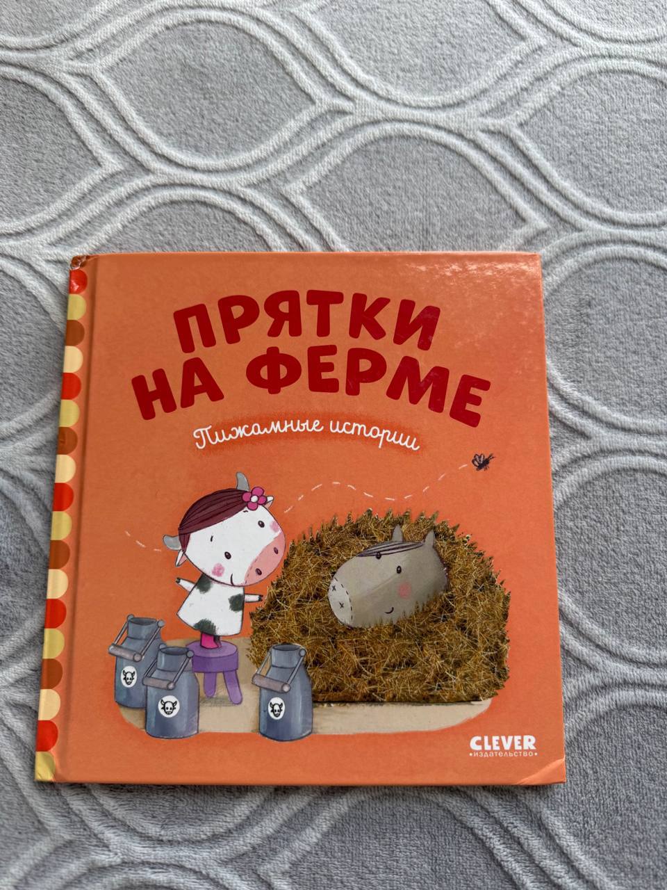 книги и пирамидка photo 2