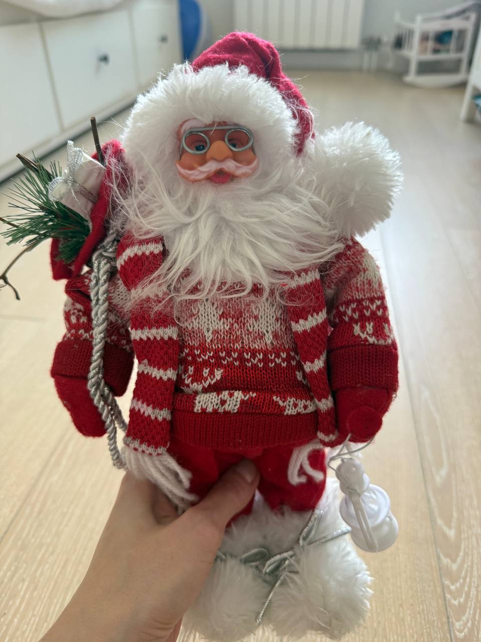 Коробка с новогодней атрибутикой photo 2