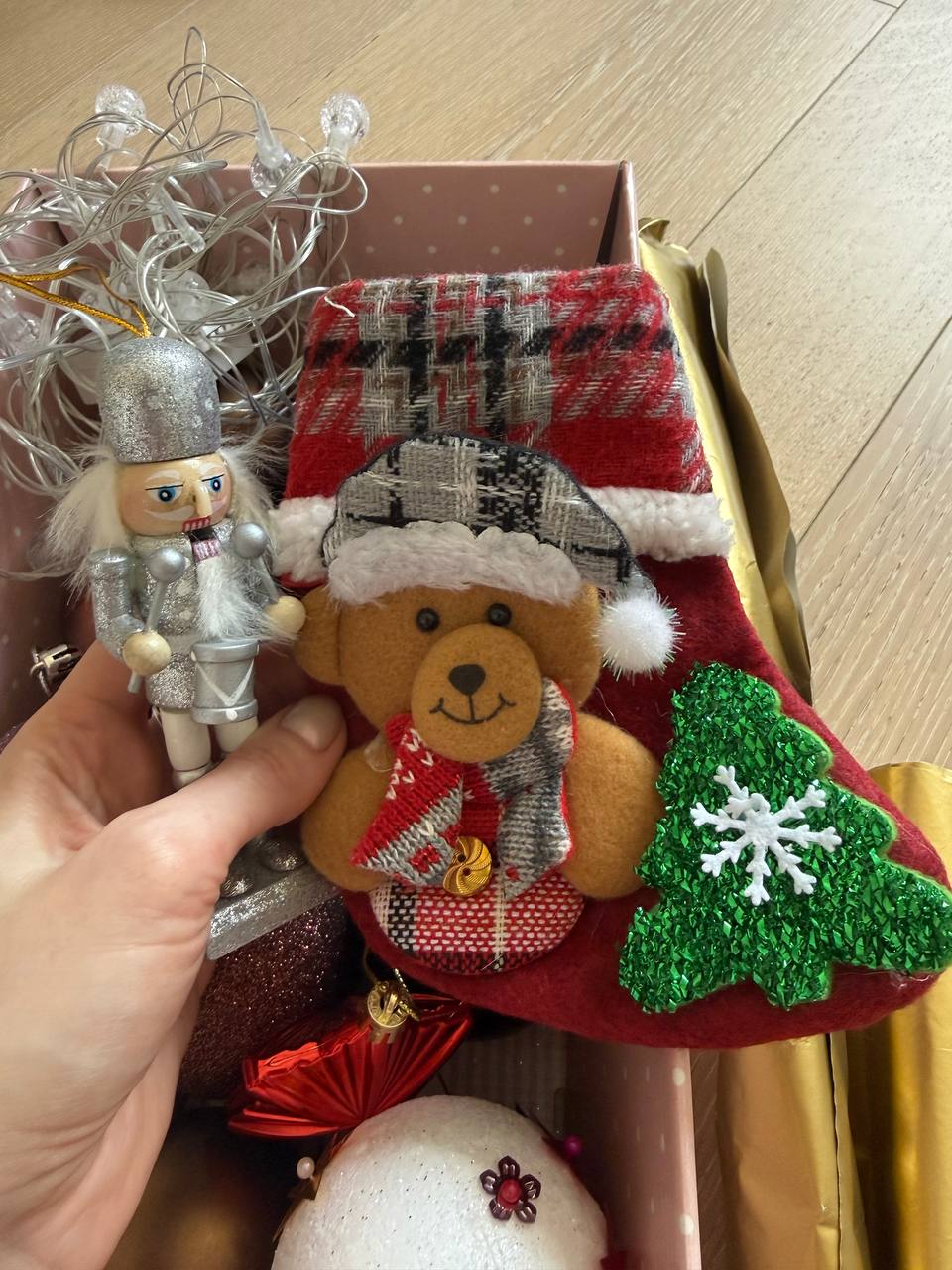 Коробка с новогодней атрибутикой photo 3