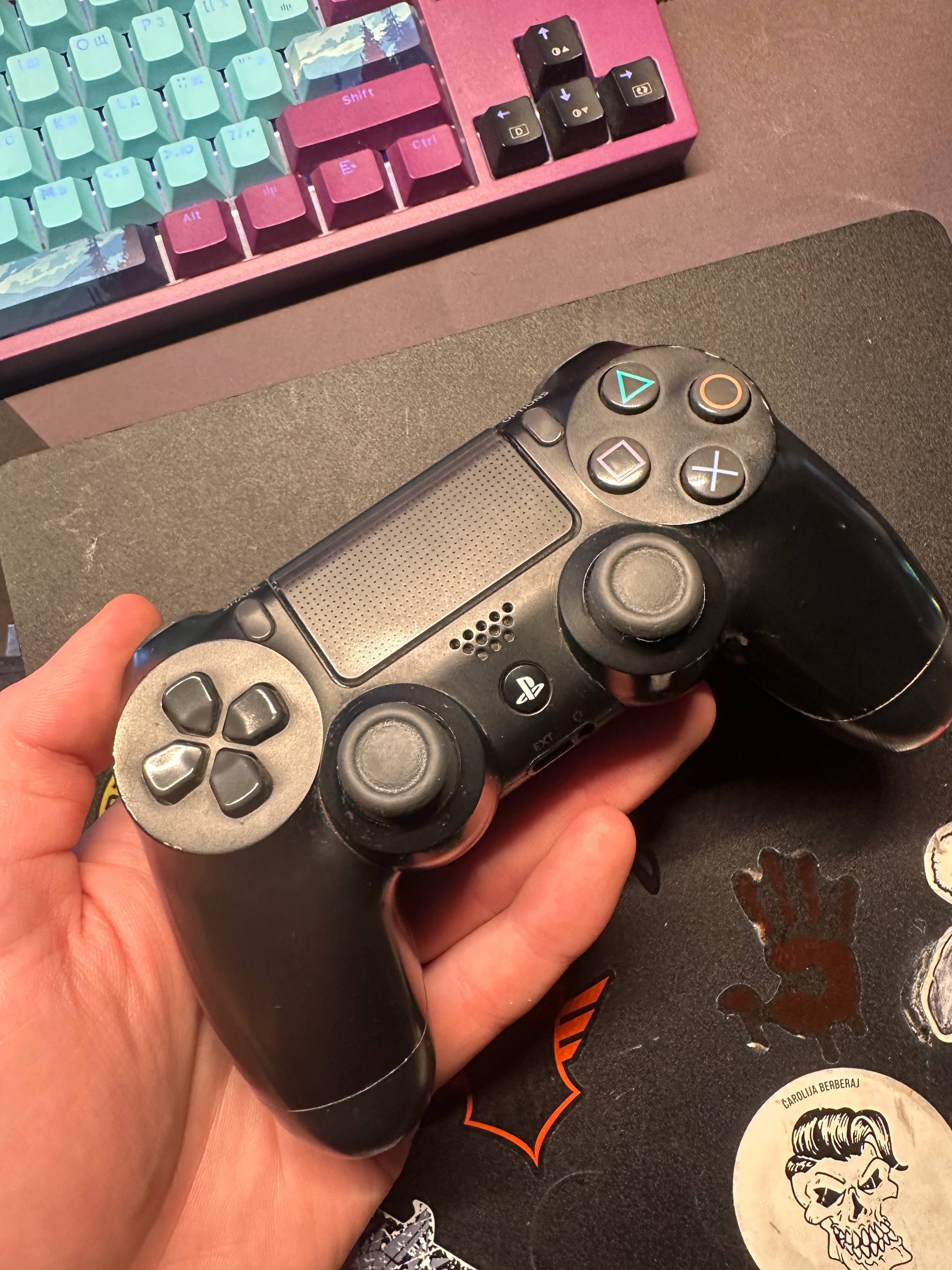 PlayStation 4 slim photo 2