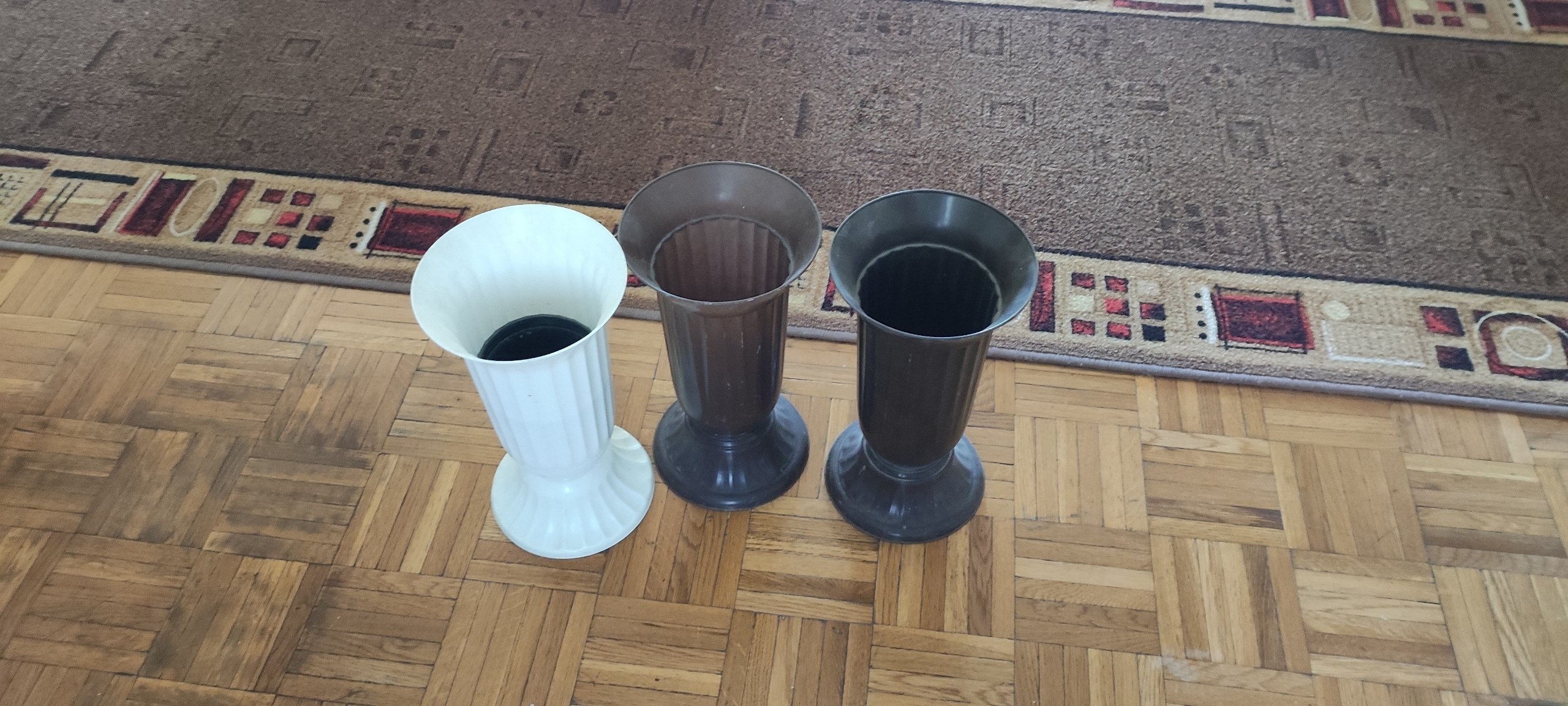 Tri plastične vaze