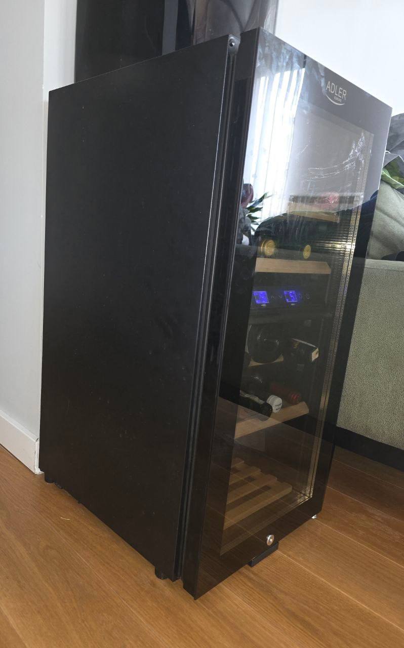 Wine refrigerator