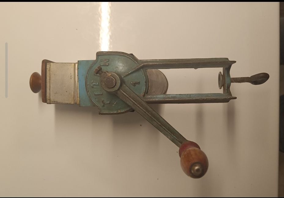Mechanical grater for nuts