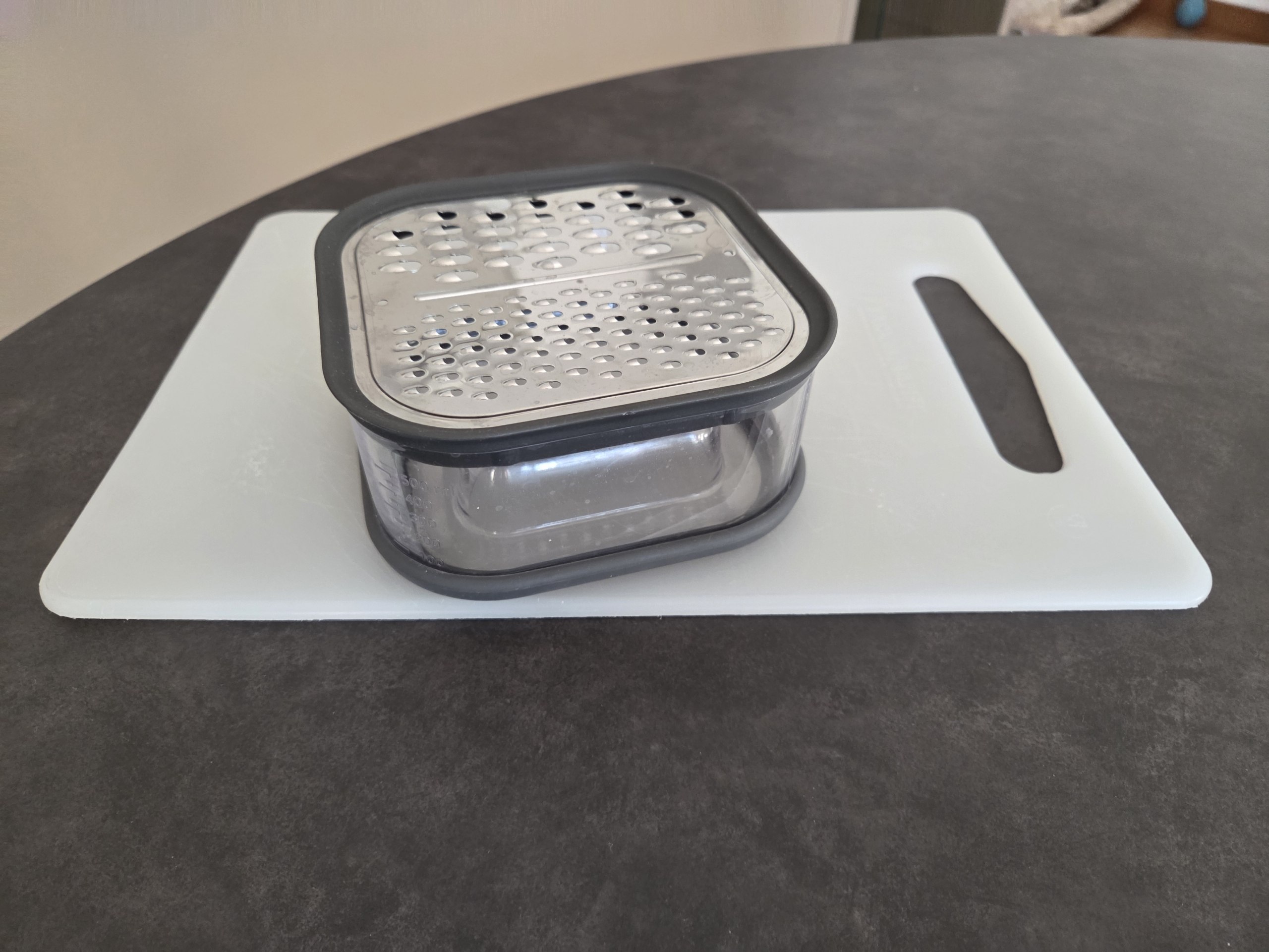 Rezač-kontejner i plastična tabla