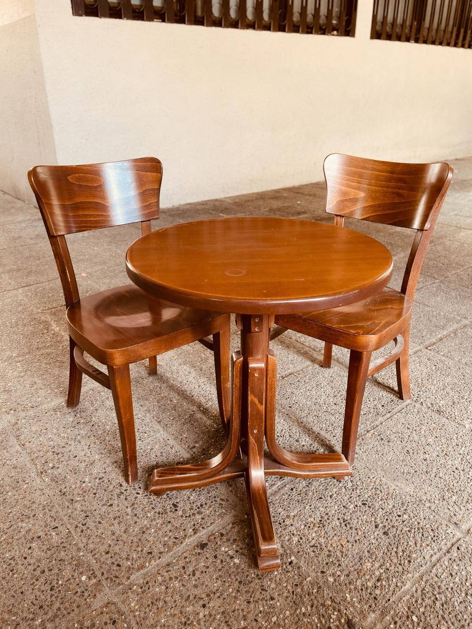 Set (table and 2 chairs)