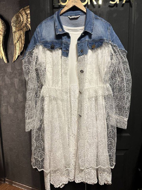 Dust cover with lace and denim