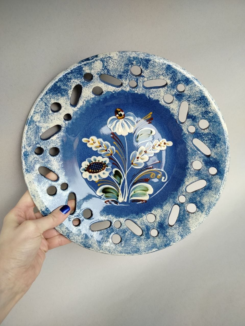 Italian plate with hand-painted decoration photo 9