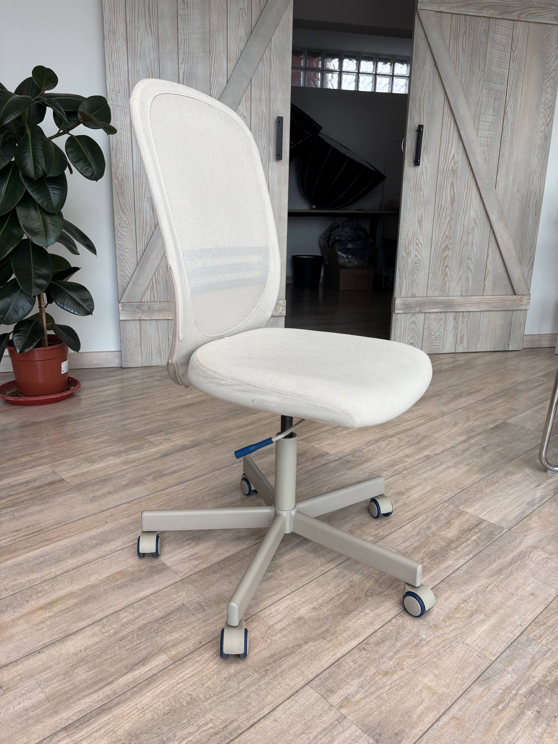 Office chair photo 2