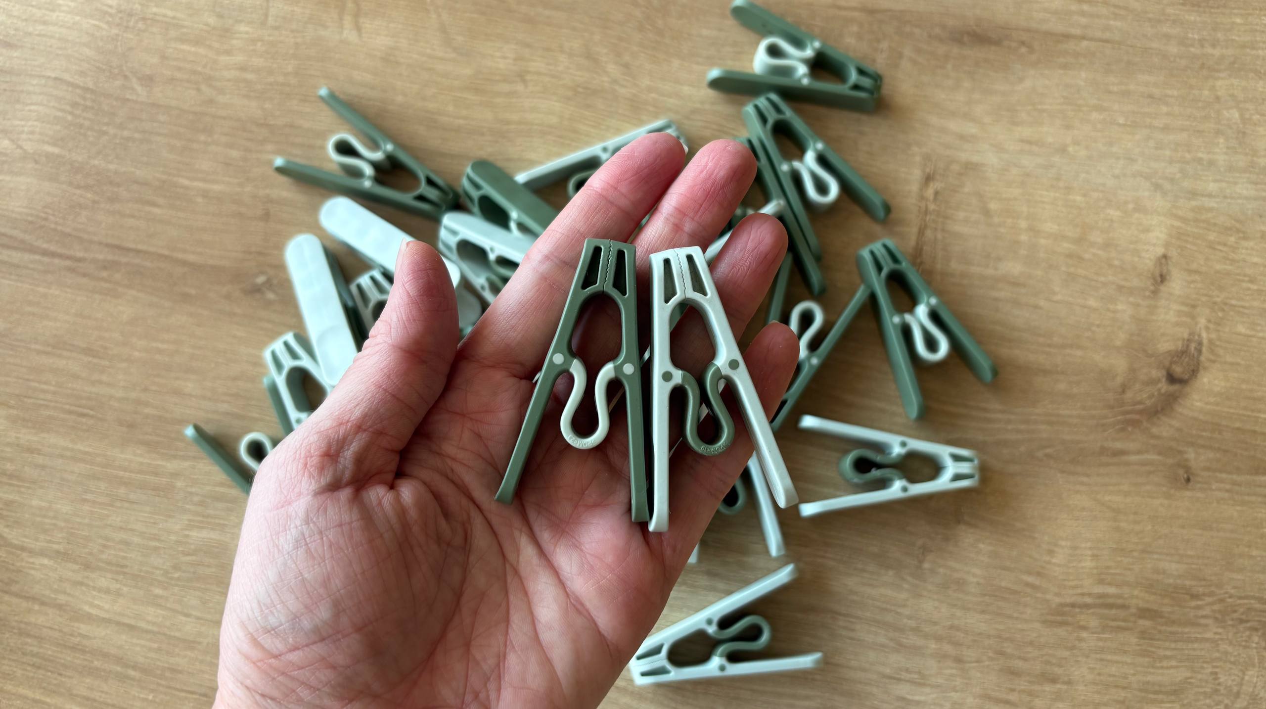 Clothesline clothespins set