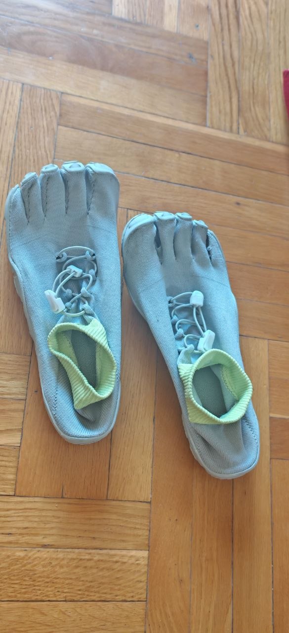 five-finger barefoot shoes