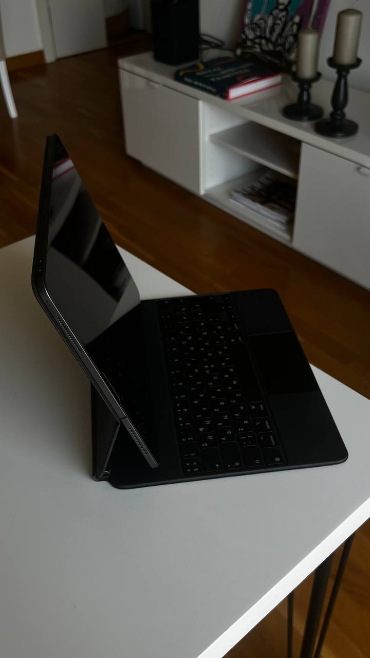 iPad Pro 12.9" (4. генерација, 2020) 256 GB Cellular + Magic Keyboard