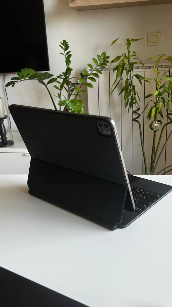 iPad Pro 12.9" (4. генерација, 2020) 256 GB Cellular + Magic Keyboard photo 2