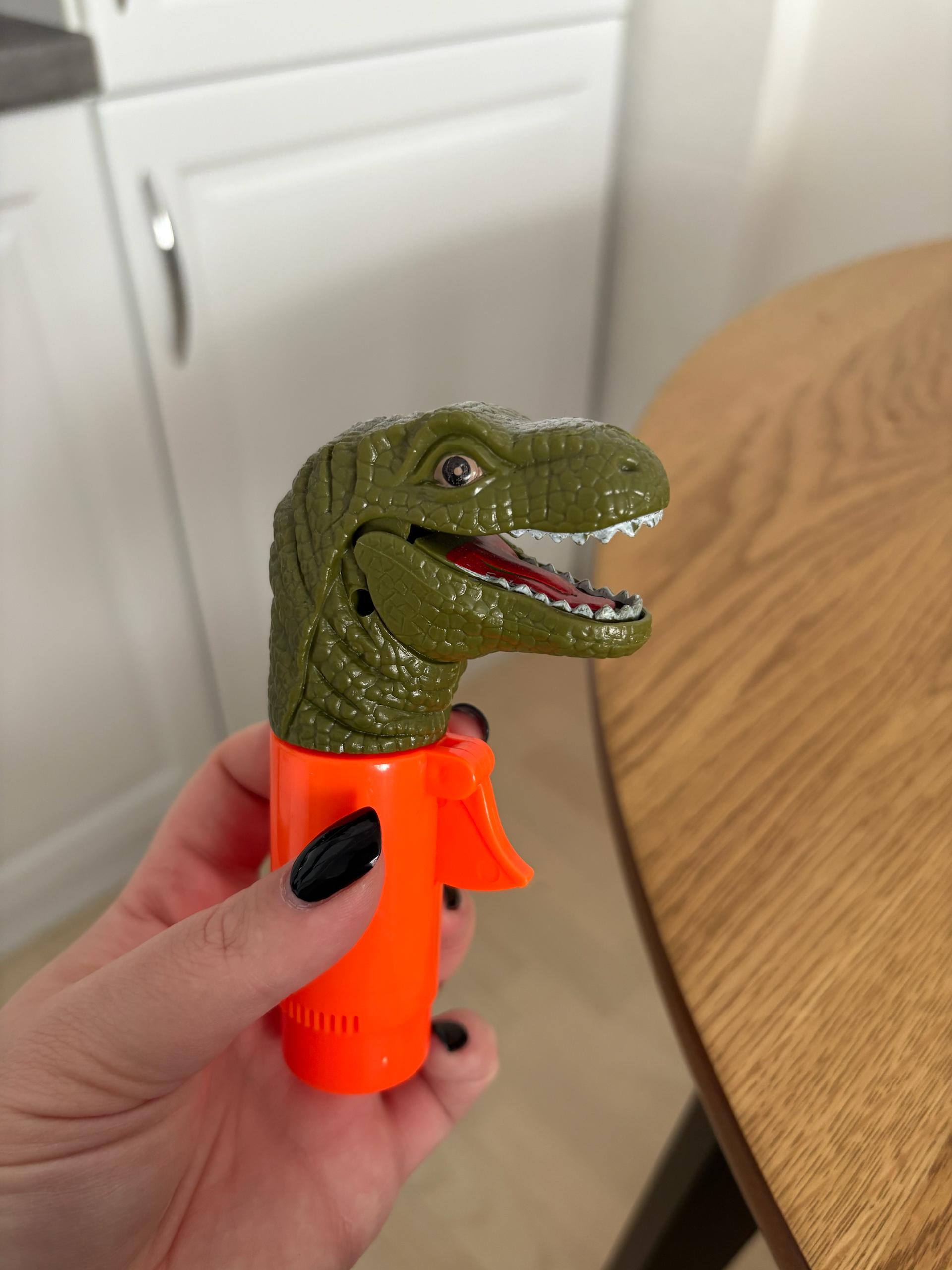 glava dinosafora i igračke iz Kindera
